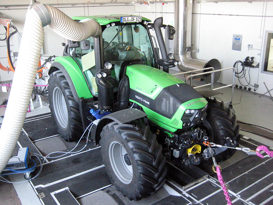 Ein Traktor im Testzentrum für Technik und Betriebsmittel der Deutschen Landwirtschafts-Gesellschaft (DLG)